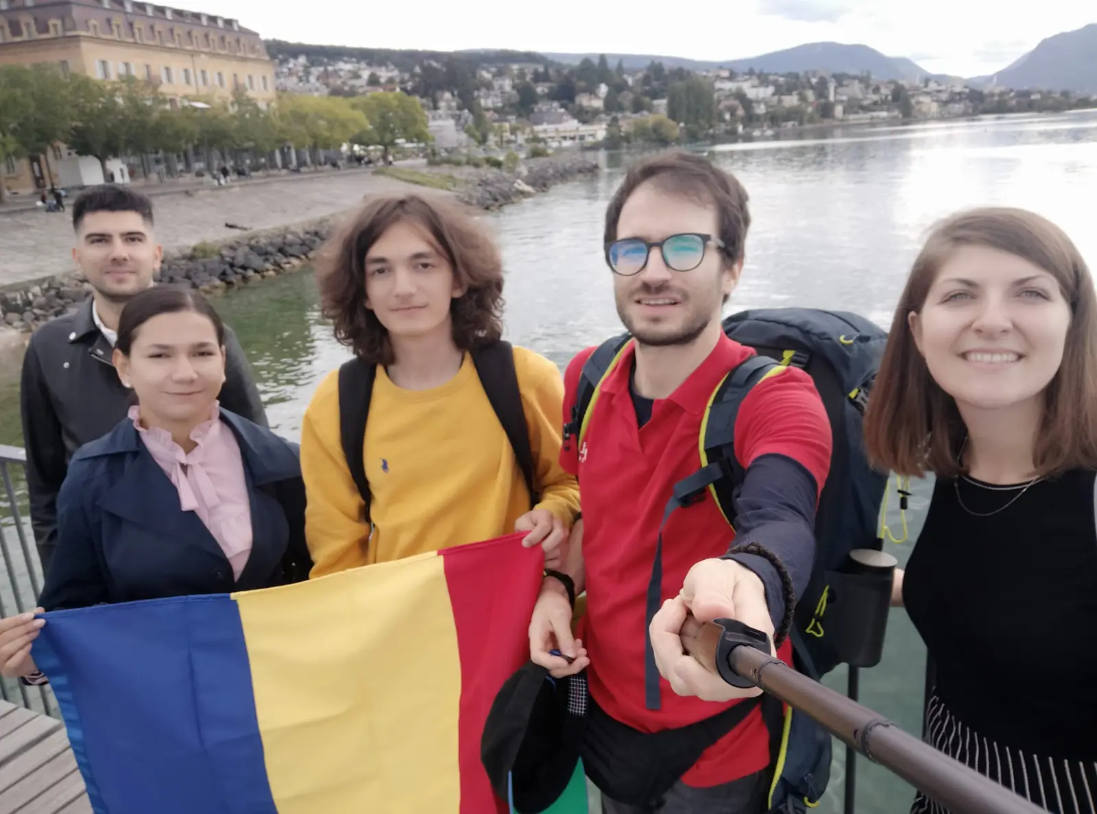 Tineri Nepsis cu steagul României pe malul lacului Neuchâtel