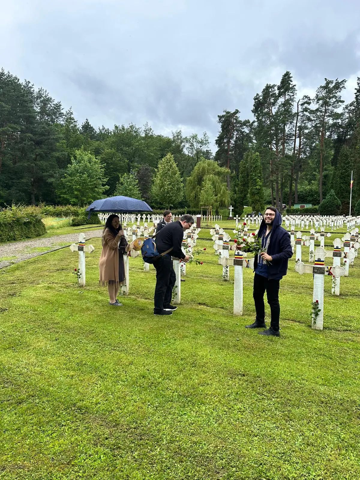 Participanți printre crucile albe ale cimitirului militar românesc de la Soultzmatt