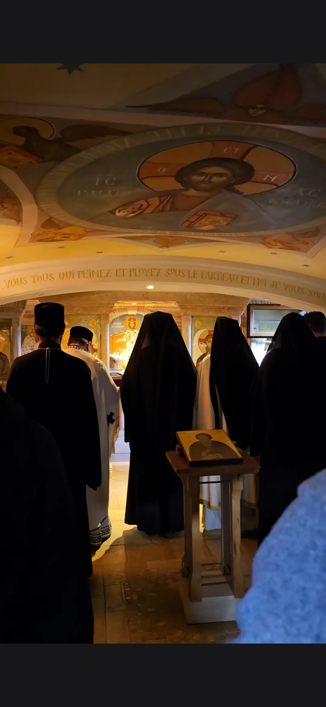 Monahi în biserica mănăstirii, în timpul slujbei